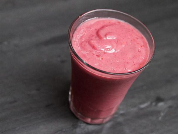 The Californian Smoothie (Avocado-Berry Smoothie) Recipe Image