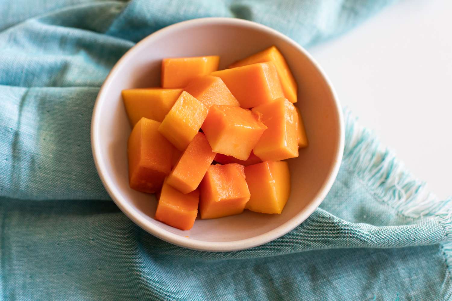 How to Cut a Papaya Image